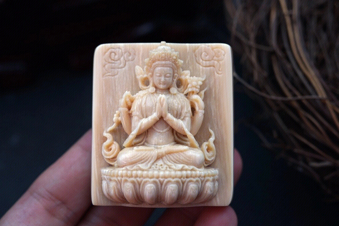 猛犸牙雕制品,,嗡嘛呢叭咪吽,是密教之守护神,代表通达发性四无量心