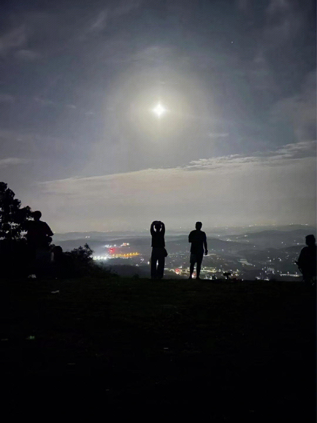 夜晚山上的图片图片