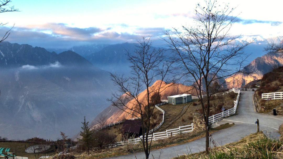 浮云牧场山路环绕图片图片