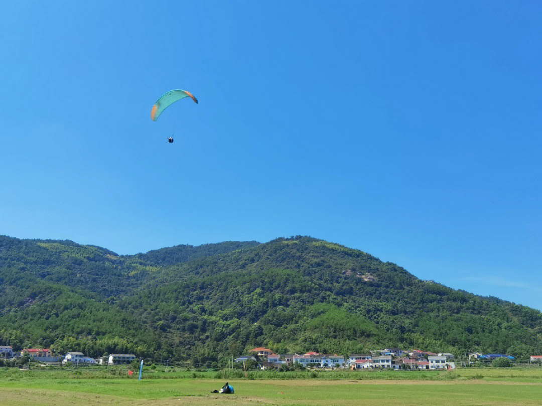 首飞黑麋峰滑翔伞基地