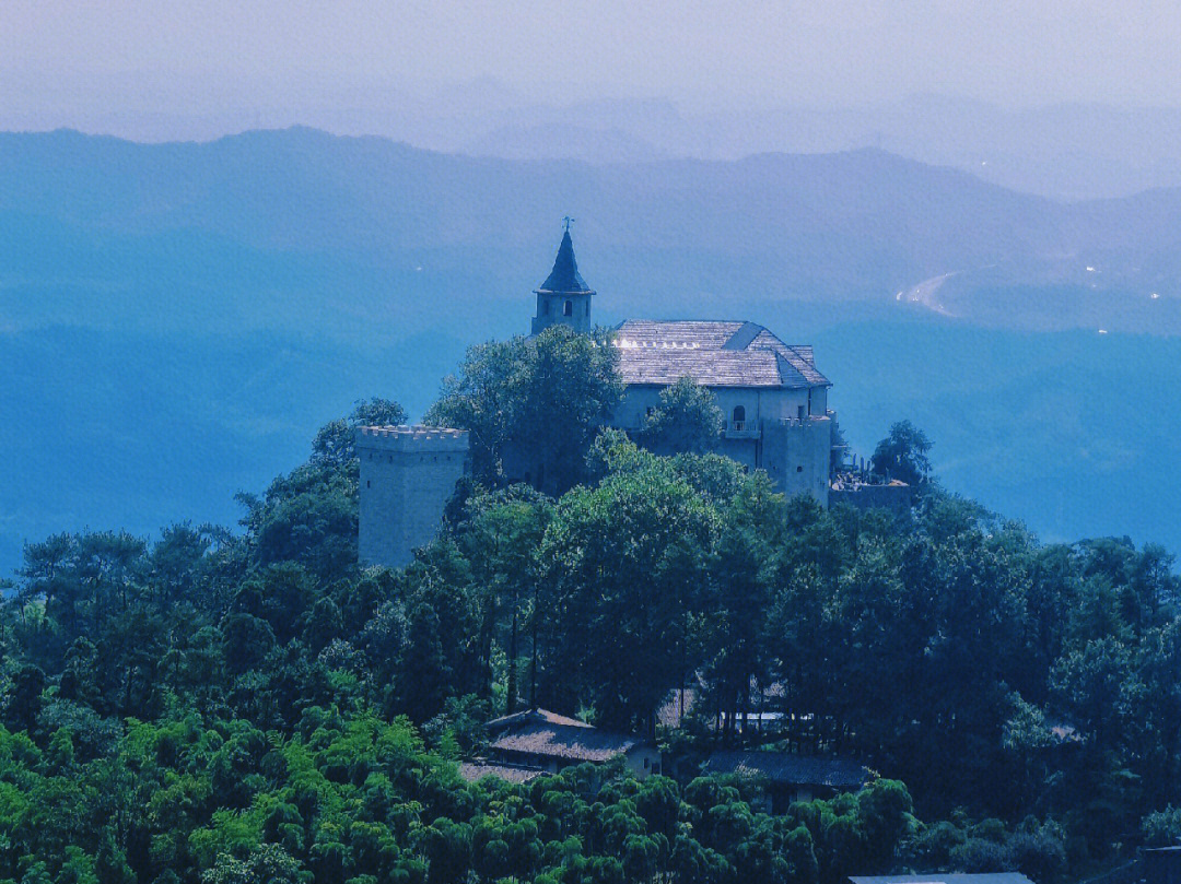 莫干山风景名胜区位于浙江省湖州市德清县,属天目山余脉,主峰塔山海拔