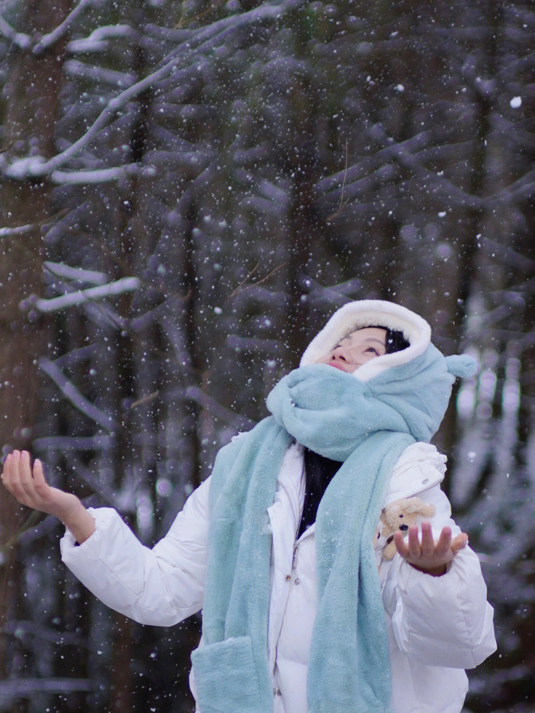 76雪地里白衣配帽子太出彩了