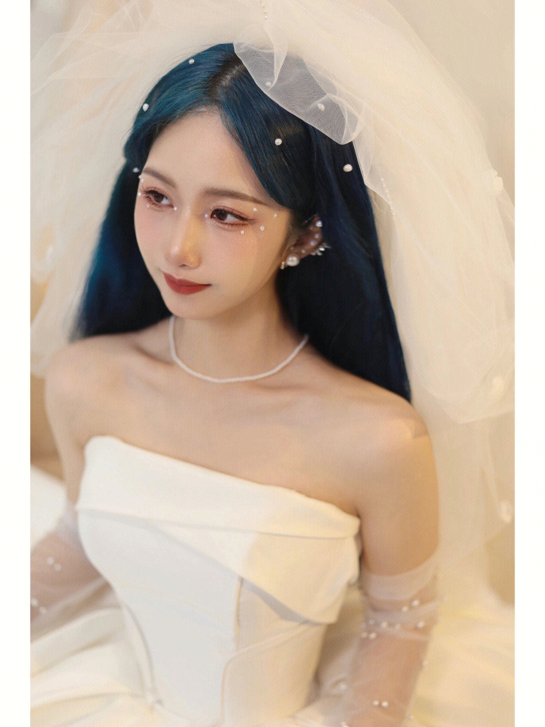 人鱼公主的婚纱造型绝配海的蓝色加珍珠白