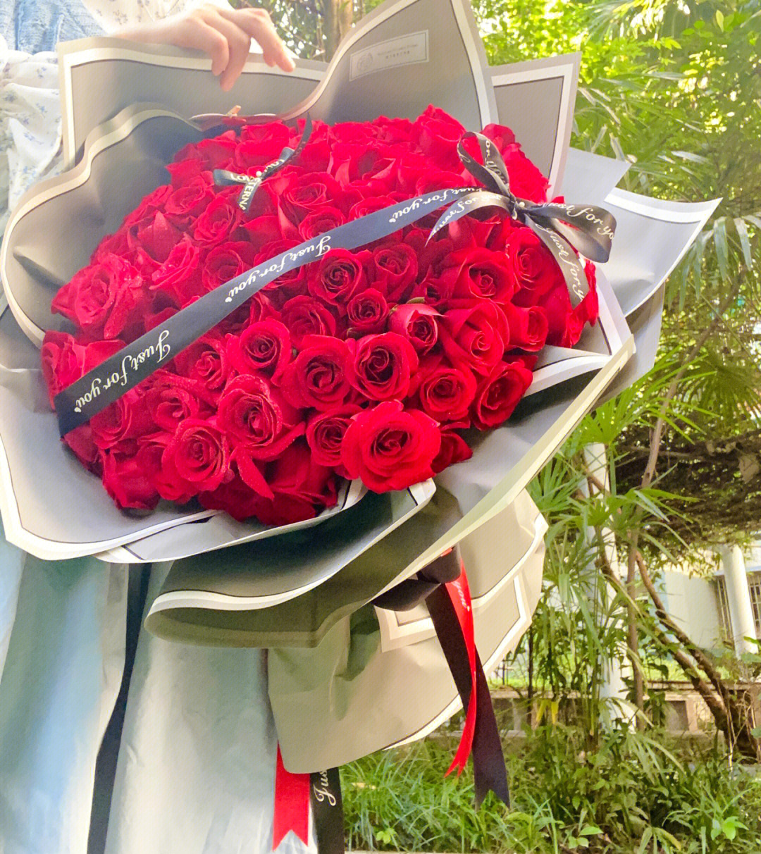 花束、红玫瑰花束、99朵红玫瑰花束_李诗丹妮儿_花艺-站酷ZCOOL