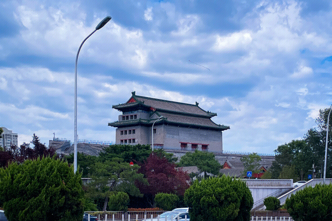 北京终于凉快了一天（是昨天 太阳下沿着二环慢悠悠的骑车真的很爽 顺便看看二号线上的世界（无长椿街 北京站版） 🚴骑行概况 【路线】顺时针方向：西直门 鼓楼桥 东直门 朝阳门 东便门 左安门 永定门 右安门 西便门 阜成门 西直门 【耗时】边骑边玩近3小时 🚴‍♂️骑行体验 1⃣️一定要带够水！！！沿途便利店超级少 2⃣️北段和东段树很茂盛不太晒，南段和西段比较晒 3⃣️东段和南端立交的自行车道上下坡比较多，北段和西段起伏不大很好骑 4⃣️很多路口需要跨机动车道，注意安全 5⃣️天坛南门和雍和宫桥游客很多，注意安全again 6⃣️建议不要骑共享单车，真的很硌还骑不快[叹气r] #citywalk #cityride #北京 #北京骑行 #北京旅游