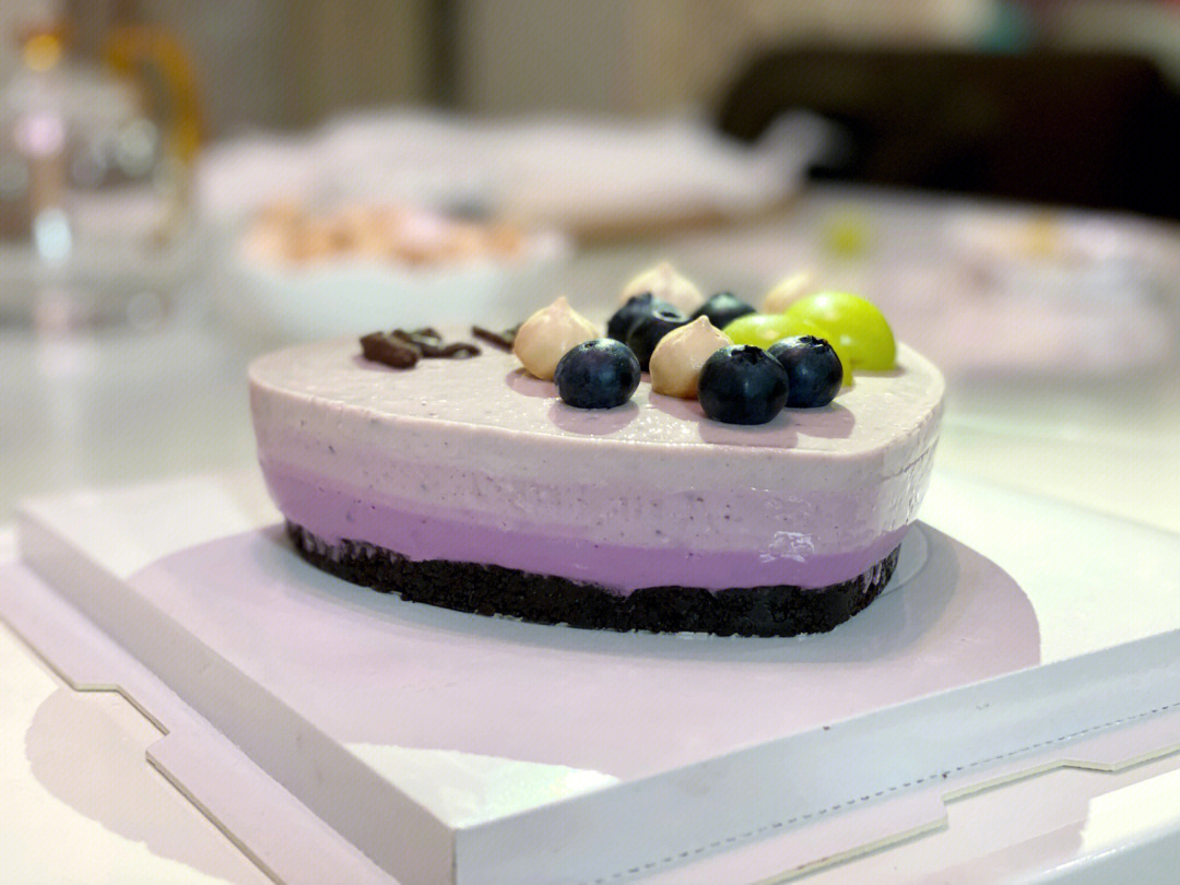 给朋友生日做的渐变蓝莓慕斯蛋糕
