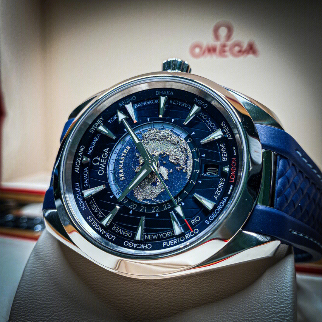 偏爱蓝色的手表,欧米茄这个世界时颜值担当,真的非常漂亮,激光雕刻的
