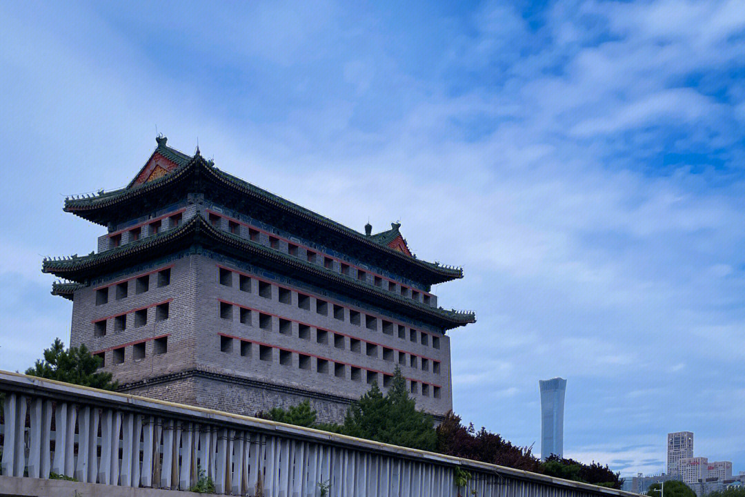 北京终于凉快了一天（是昨天 太阳下沿着二环慢悠悠的骑车真的很爽 顺便看看二号线上的世界（无长椿街 北京站版） 🚴骑行概况 【路线】顺时针方向：西直门 鼓楼桥 东直门 朝阳门 东便门 左安门 永定门 右安门 西便门 阜成门 西直门 【耗时】边骑边玩近3小时 🚴‍♂️骑行体验 1⃣️一定要带够水！！！沿途便利店超级少 2⃣️北段和东段树很茂盛不太晒，南段和西段比较晒 3⃣️东段和南端立交的自行车道上下坡比较多，北段和西段起伏不大很好骑 4⃣️很多路口需要跨机动车道，注意安全 5⃣️天坛南门和雍和宫桥游客很多，注意安全again 6⃣️建议不要骑共享单车，真的很硌还骑不快[叹气r] #citywalk #cityride #北京 #北京骑行 #北京旅游