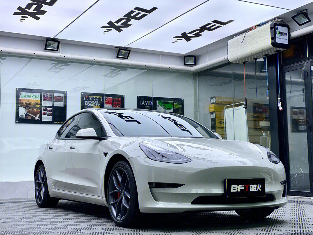 特斯拉model3p高性能版钢琴玛瑙灰改色蓝火