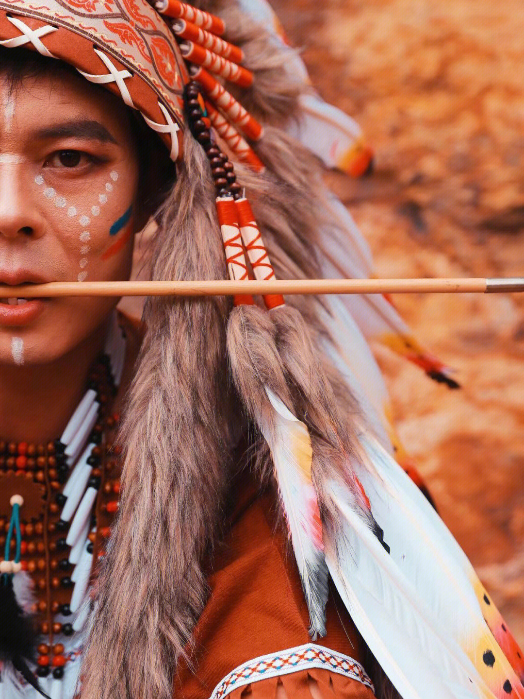 壁纸 印第安人，男人，脸，装饰，羽毛，颜色 2560x1600 HD 高清壁纸, 图片, 照片