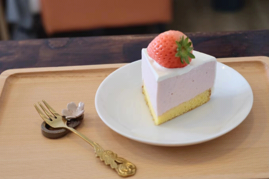 奈良咖啡之甜品淡雪草莓慕斯蛋糕