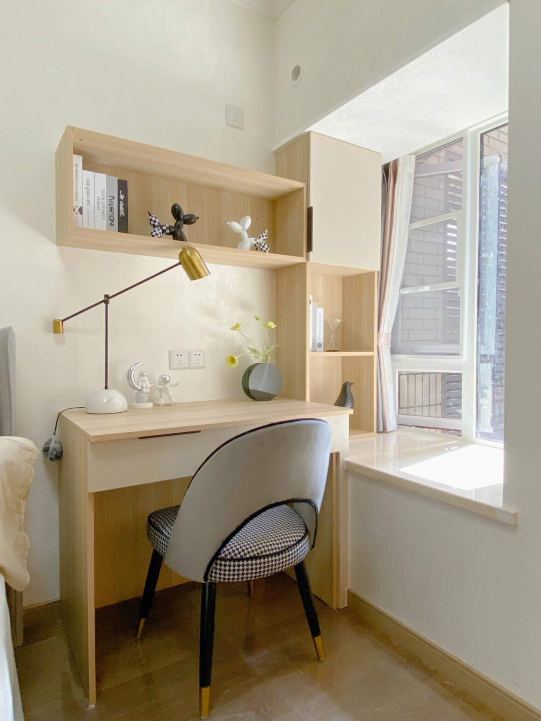 将卧室飘窗改造成书桌呀，10款飘窗书桌设计，让你多出一间房！ - 知乎