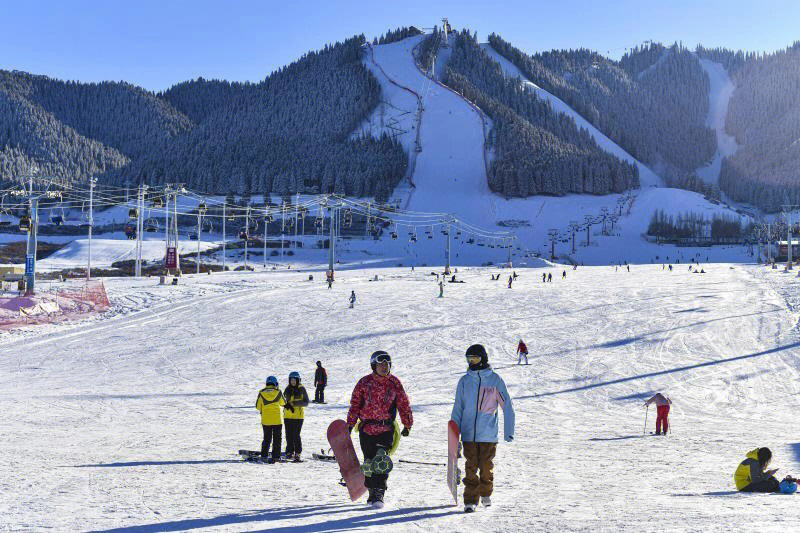 新疆丝绸之路滑雪场天山山脉的滑雪场