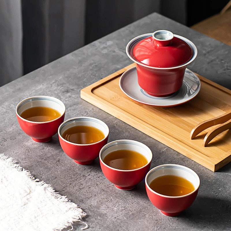 小小茶具即可以容纳茶汤,亦可以作为茶汤分离的容器,且盖碗具有容易上