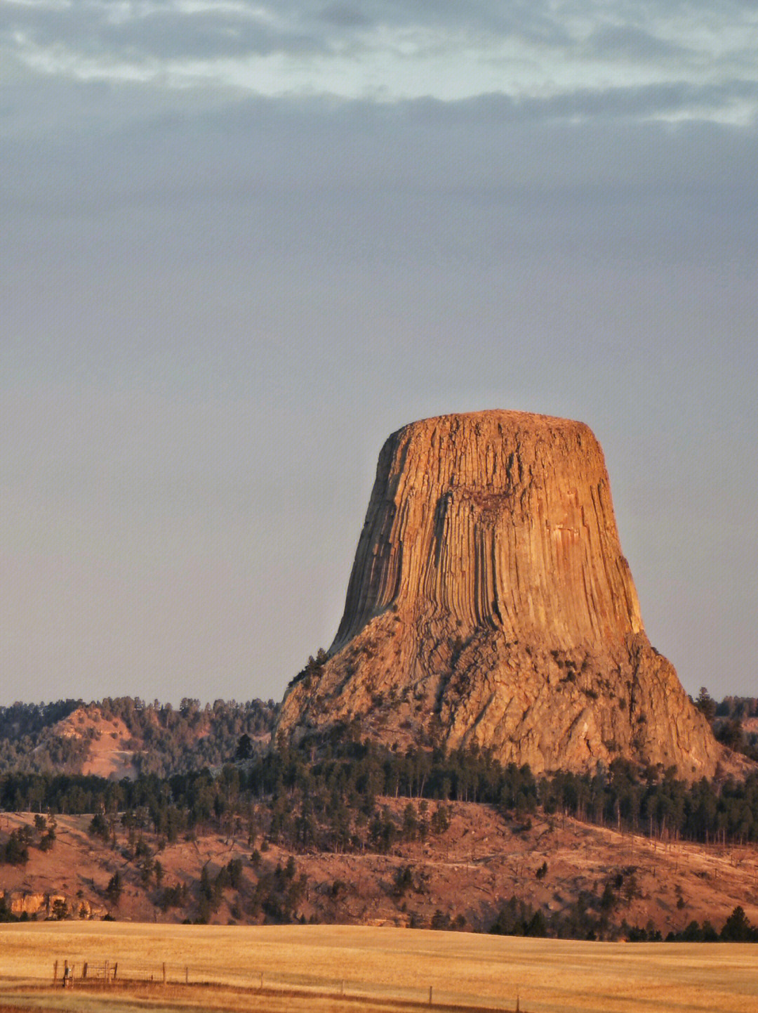 赫然耸立在怀俄明平原的魔鬼塔devils tower