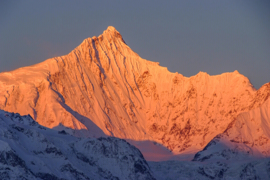 梅里雪山日照金山