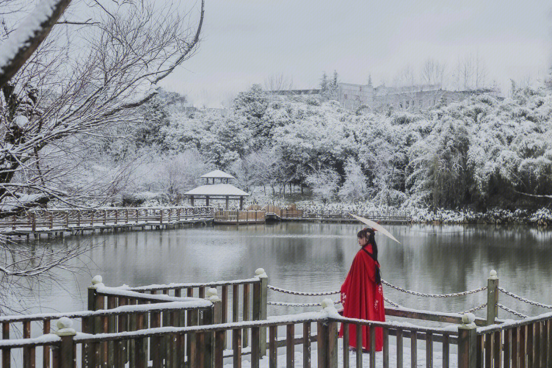 贵阳初雪下了雪的观山湖公园简直美呆