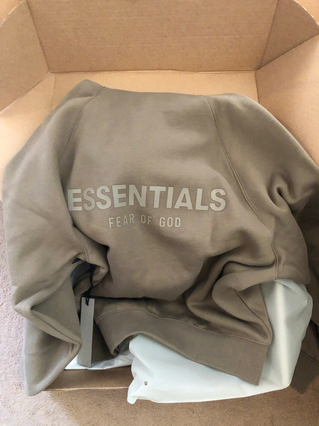 第一件essentialjumper到手颜色