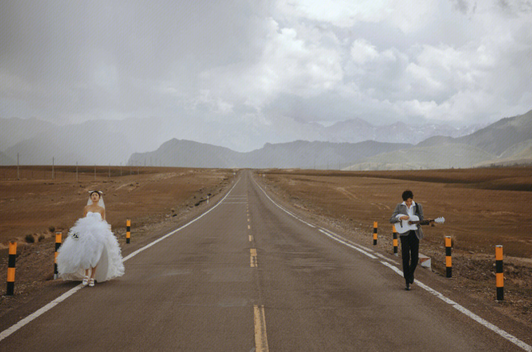 公路婚纱照这样拍太飒了!新疆旅拍婚纱照