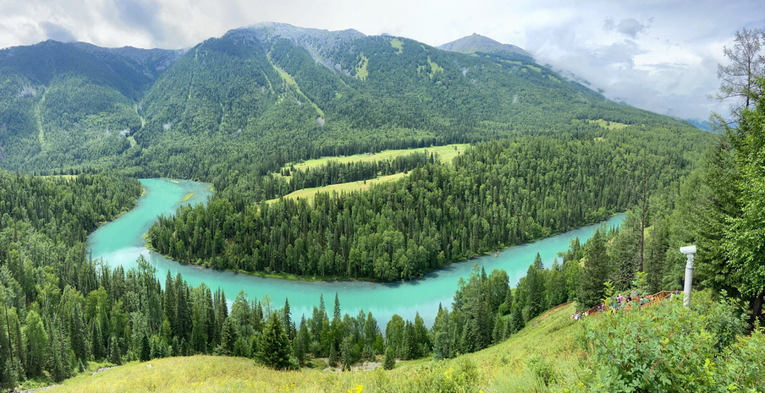 喀纳斯景区位于阿勒泰地区,景区很大,里面有美丽的喀纳斯河,和蒙古族