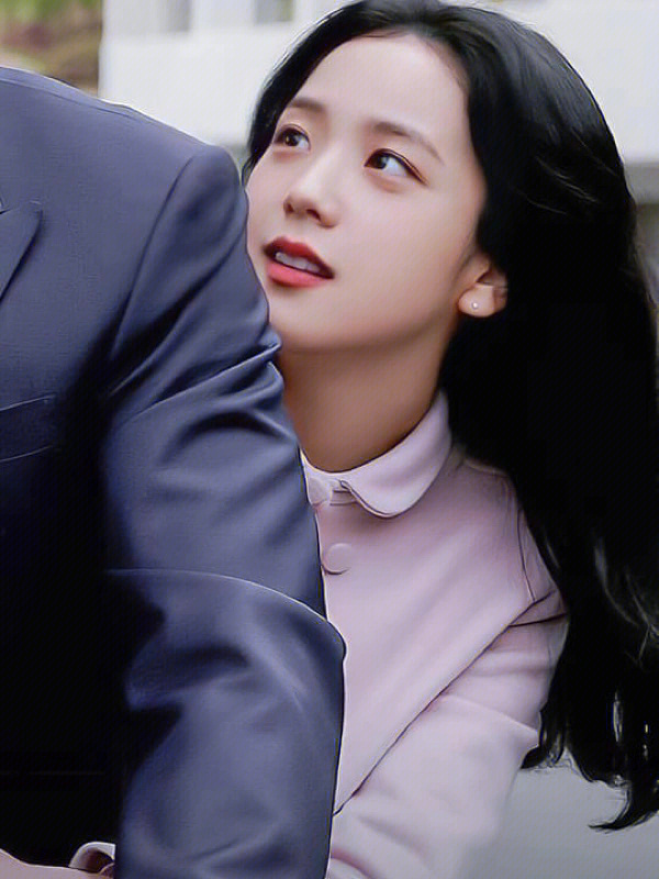 jisoo 在雪滴花里的造型