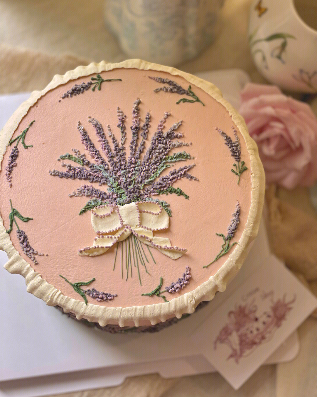 漂亮精致的绣花蛋糕