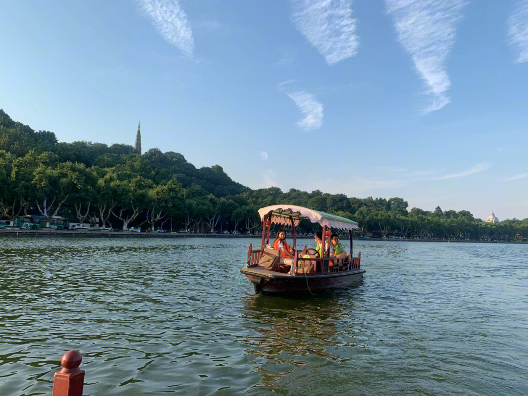 西湖游船#西湖船 杭州作为一个旅游城市,西湖是肯定要来的,相比断桥