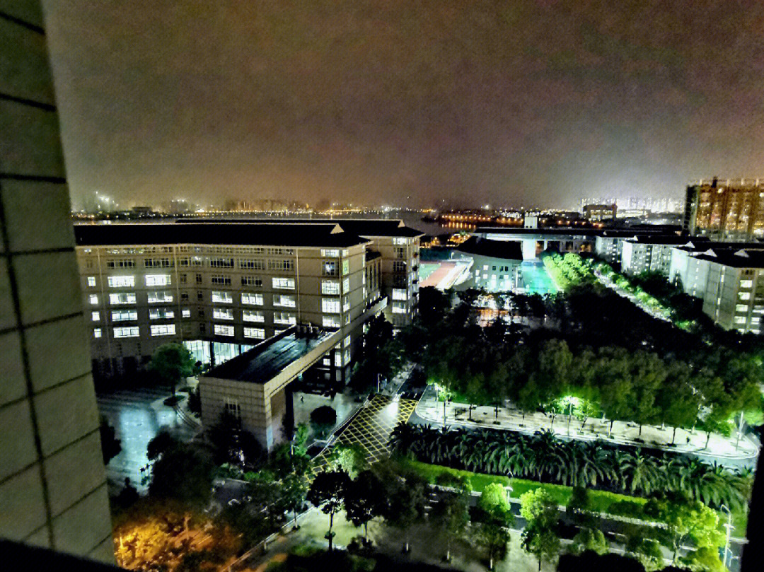 武汉工商学院夜景