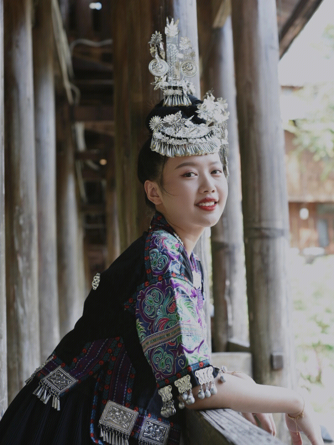 侗族女孩 民族服装时尚自然搭配 清新自然