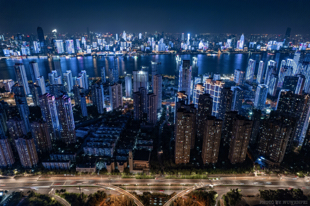 乍一看武汉的夜景像不像香港