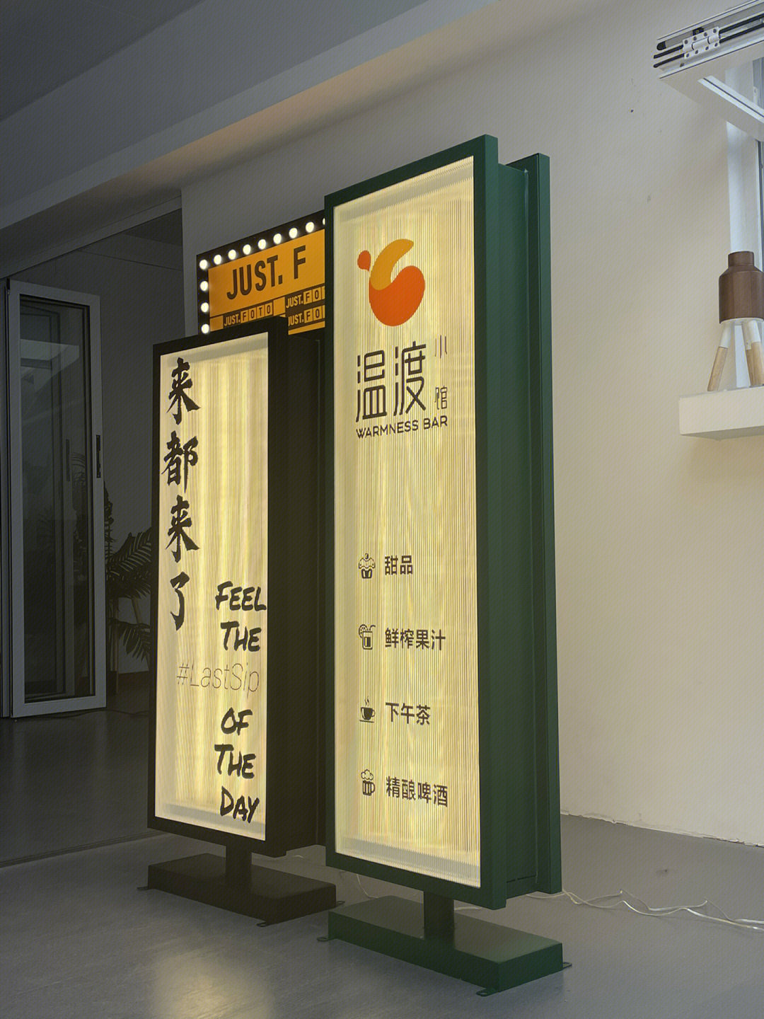 门口揽客神器～户外落地灯箱
